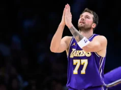 Lakers supostamente contratou Bronie James, ex-companheiro de equipe do Knicks e Celtics, de 6 pés-8, para o campo de treinamento