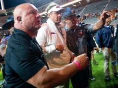 Bolas de golfe e garrafas de mostarda voadoras: o polêmico retorno de Lane Kiffin em 2021 ao Tennessee