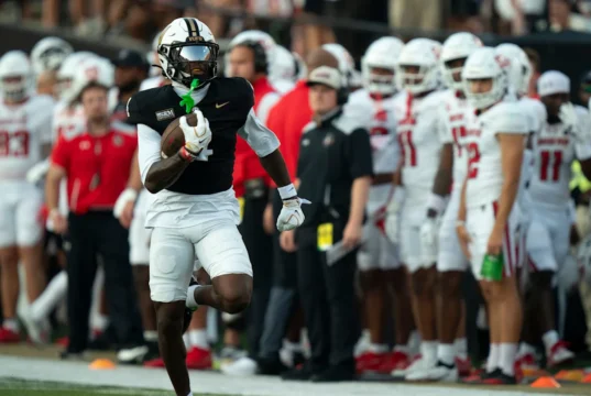 Como times especiais e pênaltis afetaram o futebol de Vanderbilt na abertura da temporada