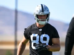 Brock Bowers vai jogar hoje? Última atualização sobre lesões no Raiders TE