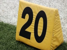 Um jogo de futebol americano do ensino médio termina cedo após uma briga