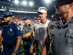 Suntarin Perkins, de Ole Miss, despreza Lane Kiffin enquanto o técnico da LSU sai do campo