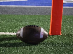 O jogo entre as potências do futebol americano do Texas começa com uma tensa reunião antes do jogo