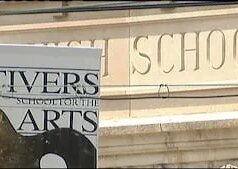 A temporada de futebol americano da Stivers High School foi retomada depois que o superintendente reverteu a decisão