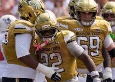 Juiz Haynes marca 3 TDs na vitória por 44-11 da Georgia Tech sobre Mercer
