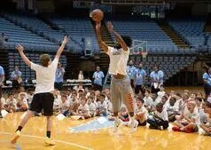 Coby White, do Charlotte Hornets, organiza um acampamento de basquete juvenil em Chapel Hill