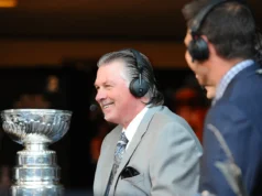 Barry Melrose, jogador de longa data da NHL, treinador e ícone da ESPN, morre aos 70 anos após batalha contra o mal de Parkinson