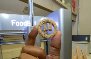 Cientistas apoiados pela NASA transformam resíduos plásticos em biscoitos comestíveis