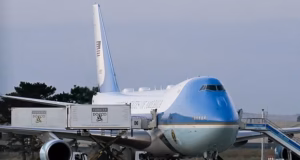 O chefe do Serviço Secreto de Trump admite de forma chocante que o presidente foi secretamente contrabandeado em aviões mais furtivos