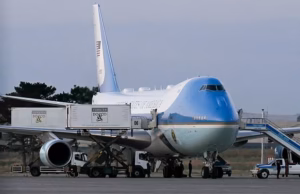 O chefe do Serviço Secreto de Trump admite de forma chocante que o presidente foi secretamente contrabandeado em aviões mais furtivos