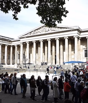 111167415-16182273-People_queue_to_enter_the_British_Museum_in_London_for_the_Bayeu-a-1_179113635345.avif