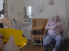 Dois policiais que aplicaram choque e spray de pimenta em um aposentado deficiente de 92 anos em uma casa de repouso foram demitidos por ‘força excessiva’