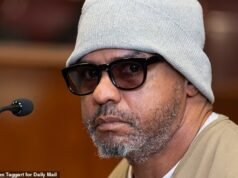 Homem amargurado de Nova York que cortou a garganta de sua ex-namorada ataca o fotógrafo depois de chorar no tribunal