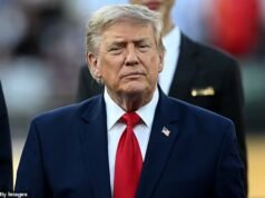 Pânico do estado vermelho enquanto Trump luta para defender dez fortalezas que conquistou com uma vitória esmagadora – e os democratas assumem a liderança em estado de choque