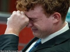 Líder da fraternidade, 21, chora depois de cumprir apenas 60 dias de prisão pela morte de um estudante de 18 anos por intoxicação alcoólica