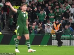 O confronto da Irlanda com a Áustria foi adiado depois que torcedores furiosos jogaram centenas de bolas de tênis no campo para protestar contra a partida contra Israel.