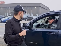 Madman in Jeep tenta fugir de veículo conservador após confrontar jornalista