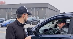 Madman in Jeep tenta fugir de veículo conservador após confrontar jornalista