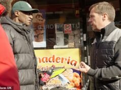 Robert Jenrick, do Moment Reform, confronta um lojista na rua e pergunta: ‘Por que você acha que pode pegar as coisas e todo mundo está pagando por elas’?