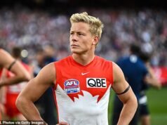 Isaac Heaney reage ao reivindicar a maior homenagem do Sydney Swans e é aplaudido de pé pelos fãs na sala