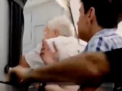 ‘Você tem médico? Precisamos de um piloto! Novas imagens do avião sequestrado mostram pânico quando os passageiros percebem que ninguém está pilotando o avião enquanto lutam para salvar o capitão herói