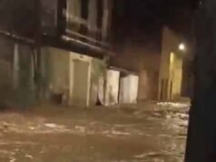 Tempestades violentas geram alerta vermelho de ‘perigo extremo’ para permanecer em casa no ponto turístico espanhol, enquanto enchentes transformam estradas em rios caudalosos