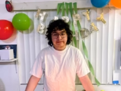 Menino trágico, 17 anos, identificado após pular para a morte da varanda da escola do quarto andar após espancar