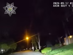A moça da vida real do homem corre até a polícia e grita com eles pedindo ajuda depois que o dono desmaia em casa.
