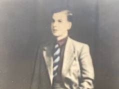 Finalmente homenageado, o heróico vendedor adolescente que lutou contra os nazistas