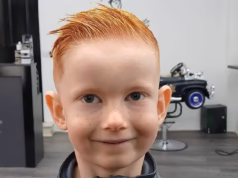 Foto: Menino de 6 anos morre após ser atropelado por um caminhão basculante da Ford Transit do lado de fora de sua casa quando pediu para dar um passeio de bicicleta