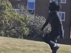 O momento em que um adolescente mascarado persegue um estudante em pânico com uma faca antes de fechar a faculdade enquanto a polícia continua a caçar o facador.
