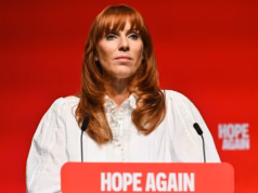 Angela Rayner ‘está agora definindo a política de imigração da Grã-Bretanha’ depois que a ‘fraca’ Shabana Mahmood ‘se rendeu’ à esquerda trabalhista, afirmam os conservadores