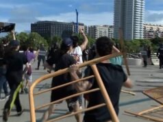 Protestos espanhóis contra turistas explodem em violência enquanto a polícia de choque acusa manifestantes que arremessavam cercas em meio à luta para aumentar os impostos sobre apartamentos turísticos