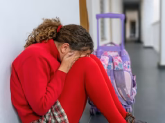 As escolas encaminham os pais à polícia e aos serviços sociais por questionarem as reivindicações dos seus filhos sobre a mudança de género e por se recusarem a comprar bloqueadores da puberdade