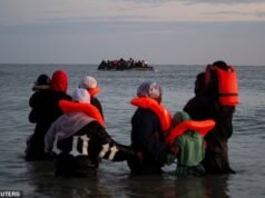 Canal do Reino Unido distribui 1.000 hijabs para migrantes