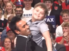 Momento humilhante, o candidato governamental do Partido Republicano, Vivek Ramaswamy, quase derrubou um jovem enquanto ele lutava para pegá-lo durante um comício