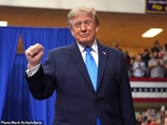 Um Trump revigorado amaldiçoou depois que a multidão foi despedida pela lenda da NFL enquanto ele se gabava de que os democratas ‘tocaram’ e deu outro tiro em seu alvo favorito, Kaitlan Collins…