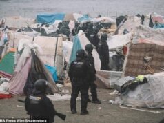 A polícia espanhola libertou a praia de Ceuta, onde 3.000 migrantes montaram acampamento antes da visita da família real