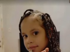Uma menina de 7 anos é esfaqueada nas costas antes que os espectadores confrontem seu suposto assassino