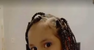 Uma menina de 7 anos é esfaqueada nas costas antes que os espectadores confrontem seu suposto assassino