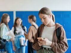 Mais da metade das escolas que usam um aplicativo de bloqueio de telefone viram as notas subirem, sugere o relatório