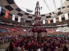 Competição com apostas altas! Milhares de pessoas se reúnem para o tradicional evento do Castelo Espanhol, onde multidões lutam para construir a torre humana mais alta