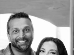 Kash Patel e a namorada do cantor country Alexis Wilkins exibem anéis de diamante enquanto comemoram seu noivado