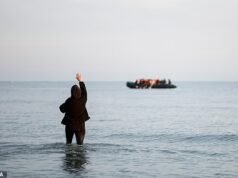 Quase todas as mulheres que tentam chegar ao Reino Unido em pequenos barcos são estupradas durante a viagem, diz o Ministro do Interior