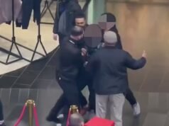 Momento selvagem: adolescentes entram em confronto com seguranças no shopping center de Melbourne no último dia de férias escolares