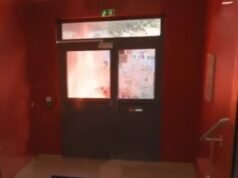 Manifestantes atearam fogo às entradas das escolas, prendendo professores e alunos aterrorizados enquanto os protestos estudantis franceses continuam