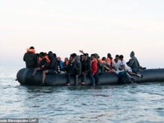 Dois homens foram mortos e duas mulheres gravemente queimadas depois que um mega-bote superlotado que viajava da França para a Grã-Bretanha pegou fogo.