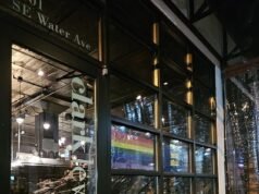 ‘Antifa Mob’ destrói restaurante requintado de Portland depois que trabalhadores servem supremacistas brancos no brunch