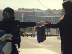 Catherine Zeta-Jones experimenta o sabor da guloseima escocesa Tunak em seu último papel