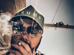 Homens misteriosos sequestram vídeo do tribunal para espalhar ataques obscenos à mãe do repórter policial acusado Ryan Nomenko enquanto a audiência se transforma em caos